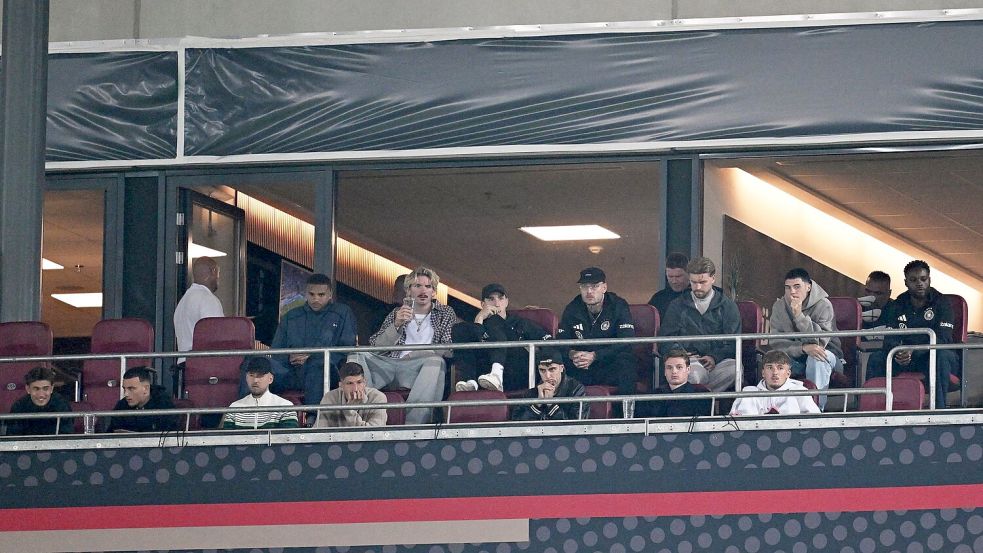 In Augsburg schaute der zweite Kader noch von der Tribüne aus zu.   Foto: Sven Hoppe/dpa