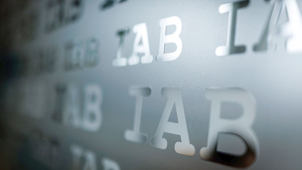 Das IAB-Arbeitsmarktbarometer zeigt ein bisher ungewohntes Bild: Die Beschäftigung schrumpft, dafür wird es bei der Arbeitslosigkeit etwas besser (Symbolbild).  Foto: Daniel Karmann/dpa