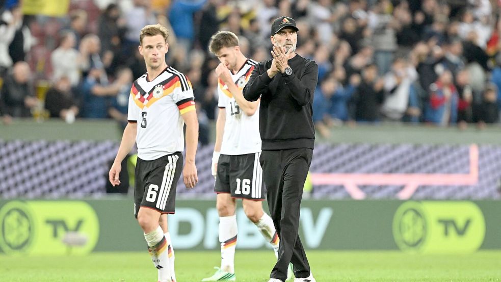 Gemeinsam gingen Kimmich und Klopp zu den deutschen Fans.  Foto: Federico Gambarini/dpa