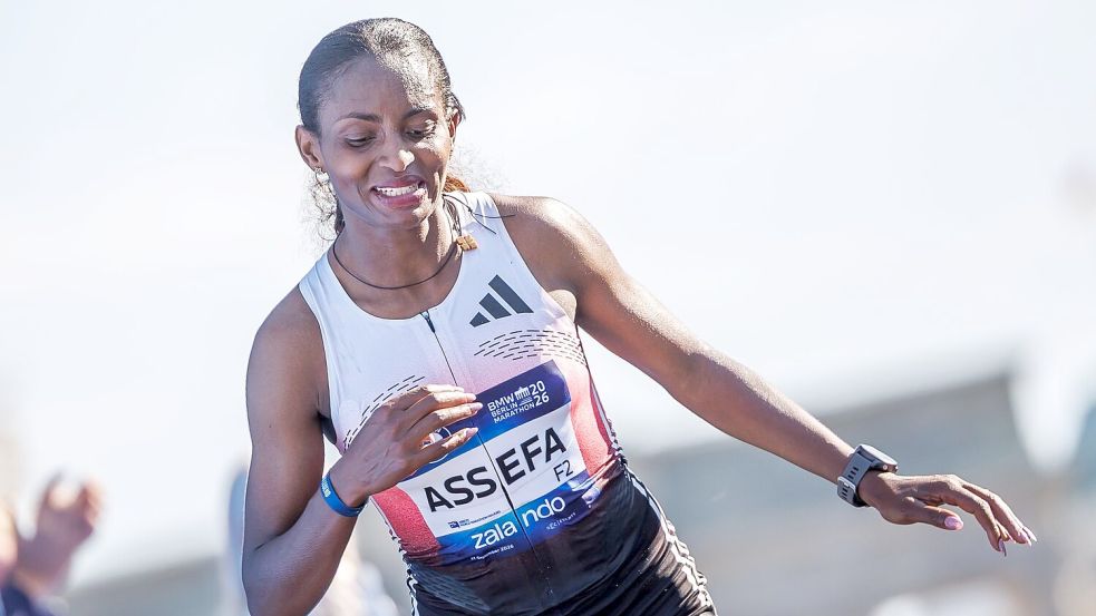 Tigst Assefa wurde nach der Verletzung beim Berlin-Marathon operiert. Foto: Andreas Gora/dpa