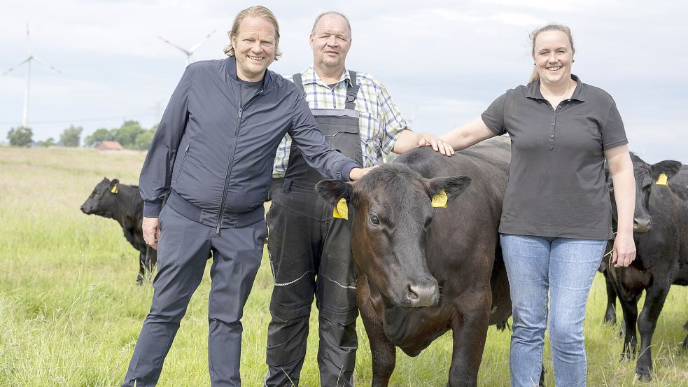 Björn Freitag (links) mit Wiebke Schobert und Henk Freerksen, die Angus- und Aberdeen-Angus-Rinder züchten. Mit ihren stattlichen Tieren nehmen sie regelmäßig an Rinder-Schauen teil. Foto: WDR/Melanie Grande