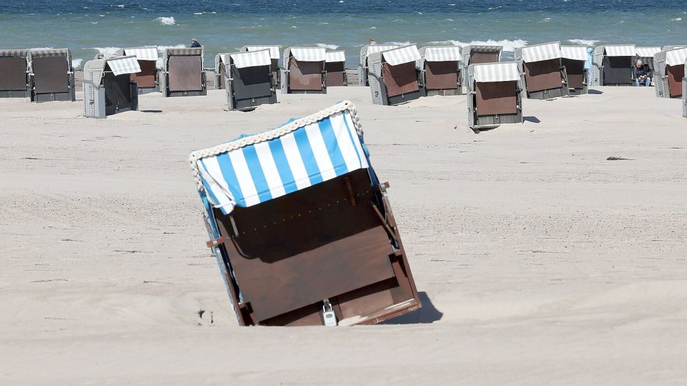 Der CDU-Politiker Philipp Amthor hatte politische Schwierigkeiten wegen eines Strandkorbs im Kanzleramt. (Symbolbild) Foto: Bernd Wüstneck/dpa