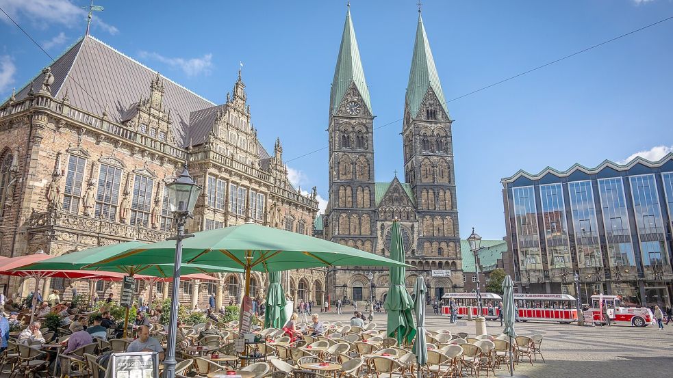 Auf dem Marktplatz in Bremen laufen die Vorbereitungen für den Tag der Deutschen Einheit. Foto: Focke Strangmann/dpa