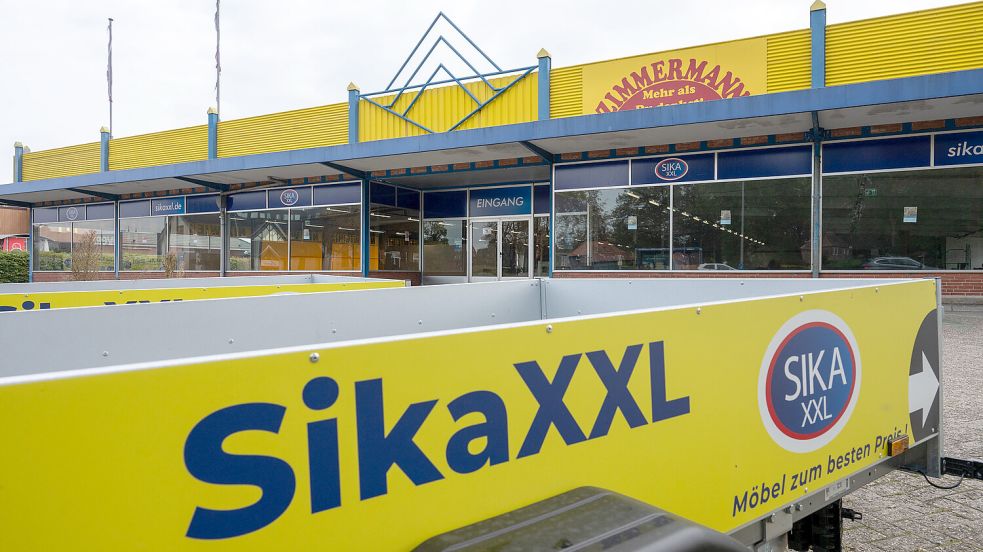 Vor der Filiale von SikaXXL in Emden stehen aktuell Anhänger. Werden die letzten Möbel abtransportiert? Foto: Klaus Ortgies