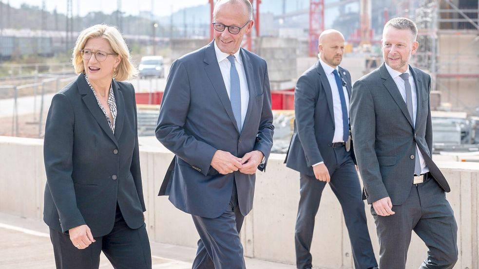 Der Kanzler macht sich im Saarland ein Bild vom Umbau der Stahlindustrie  Foto: Harald Tittel/dpa