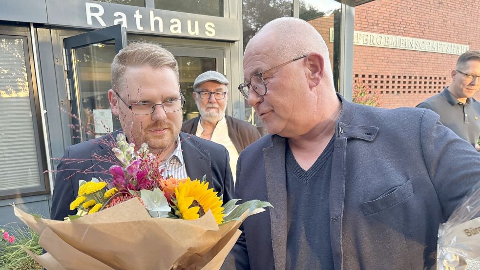 Gegenwart und Zukunft: Jemgums amtierender Bürgermeister Hans-Peter Heikens (rechts) und sein gewählter Nachfolger Malte Blümel. Foto: Oliver Bär