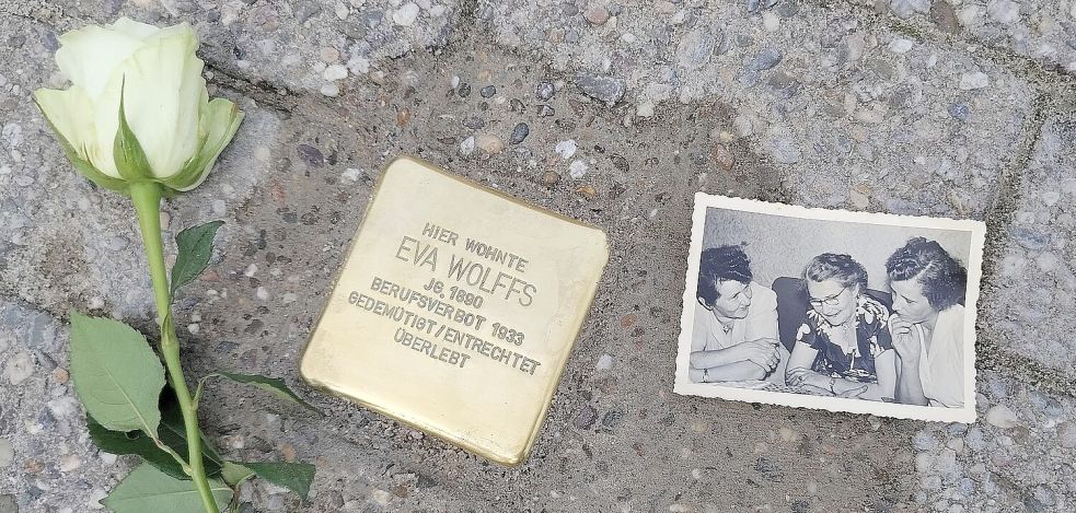 Das Foto, das Nachbarin Hildegard Onken mitgebracht hatte, zeigt Eva Wolffs zwischen ihren Freundinnen Marie Evers (links) und Frieda Krüger (rechts). Foto: Karin Böhmer