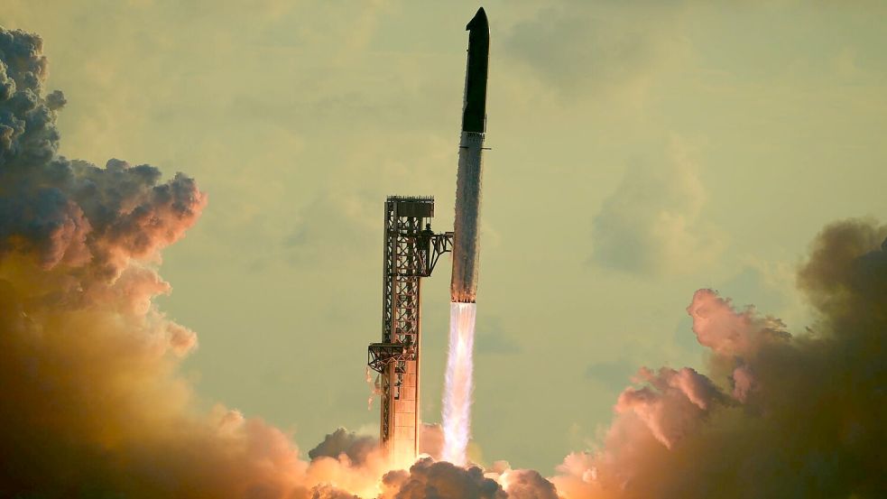 Das Raketensystem „Starship“ von SpaceX startet von Starbase in Texas zu einem Testflug. (Archivbild) Foto: Eric Gay/AP/dpa