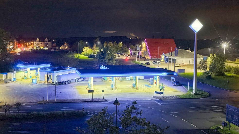 An vielen Tankstellen werden die Preise schon um Mitternacht fallen. Früh aufstehen muss man aber nicht, um billigen Sprit zu bekommen.  Foto: Jan Woitas/dpa