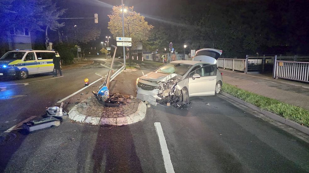 Am frühen Dienstagmorgen gab es einen Unfall in Emden. Foto: Lars Beier, Stellvertretender Pressesprecher der Stadtfeuerwehr Emden