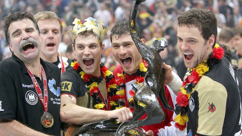 Der Vater hat das Höchste gereicht: Handball-Weltmeister Markus Baur (r) 2007. Foto: Franz-Peter Tschauner/dpa