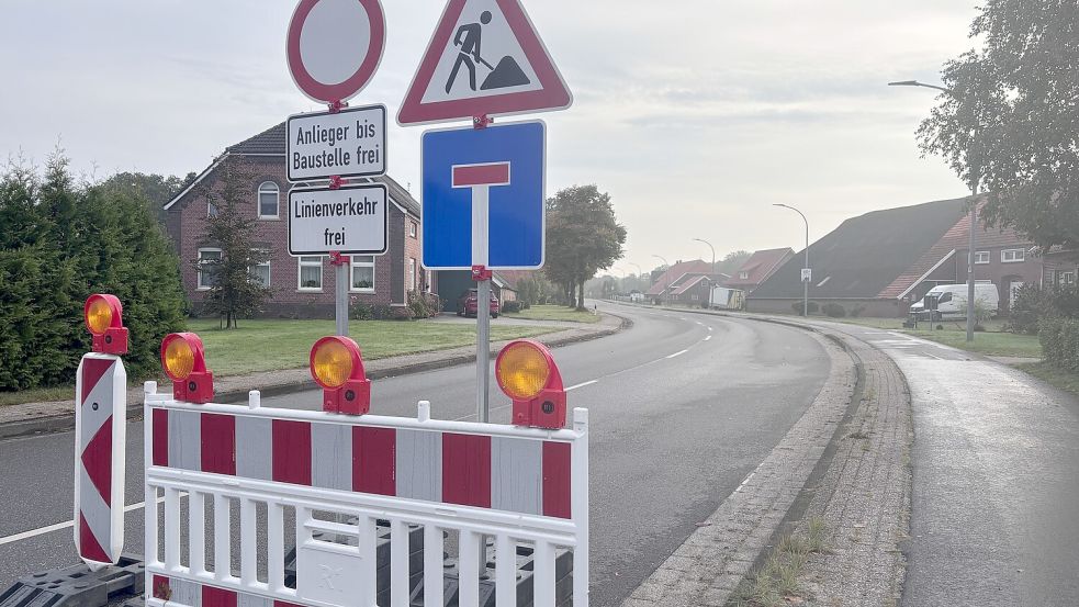 Schilder weisen in Strackholt (Gemeinde Großefehn) auf die Sperrung der B 436 hin. Foto: Christin Wetzel