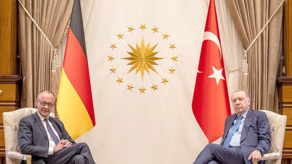 Als Merz vor elf Monaten von Erdogan empfangen wurde, war die Sitzordnung eine andere. (Archivbild) Foto: Michael Kappeler/dpa