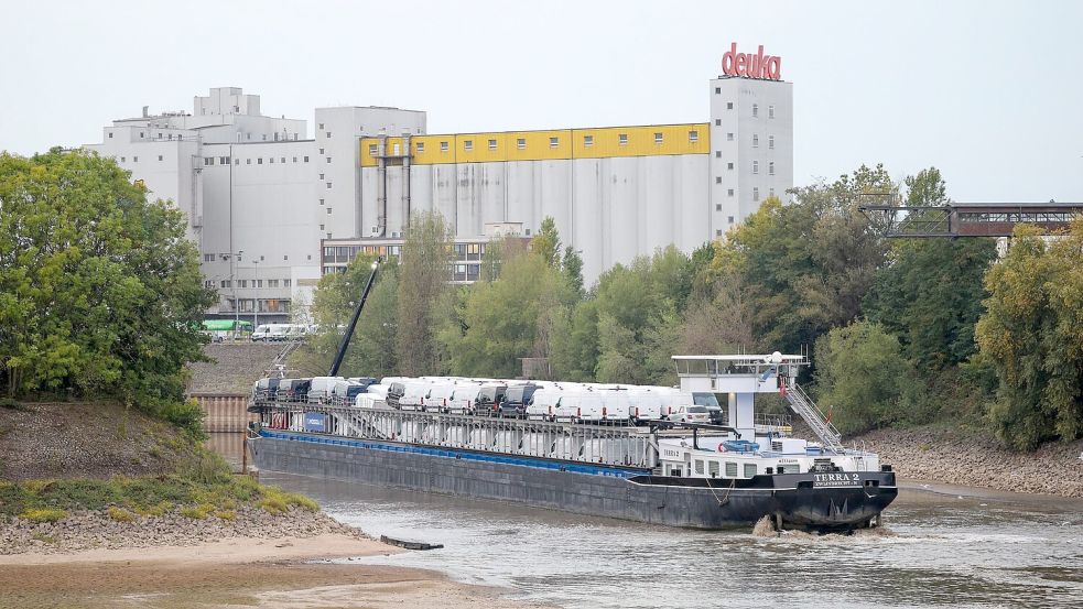 Viel Schiff, wenig Wasser: Dieses Frachtschiff hat sich in einem Teil des Düsseldorfer Hafens festgefahren.  Foto: Christoph Reichwein/dpa