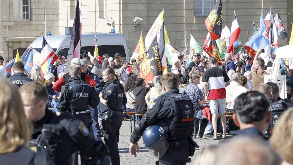 Reichsbürger-Treffen in Darmstadt: Die Anhänger der Bewegung tragen nationalistisches Gedankengut ganz offen zur Schau. Foto: IMAGO/Peter Henrich / HEN-FOTO