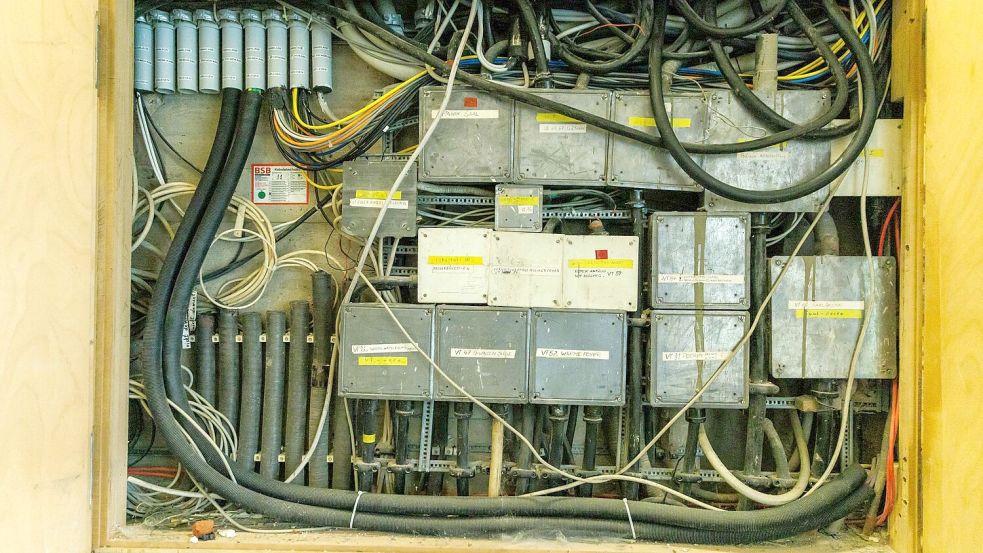Ein Blick hinter die Kulissen - ein alter Kabelkasten. Foto: Carsten Koall/dpa