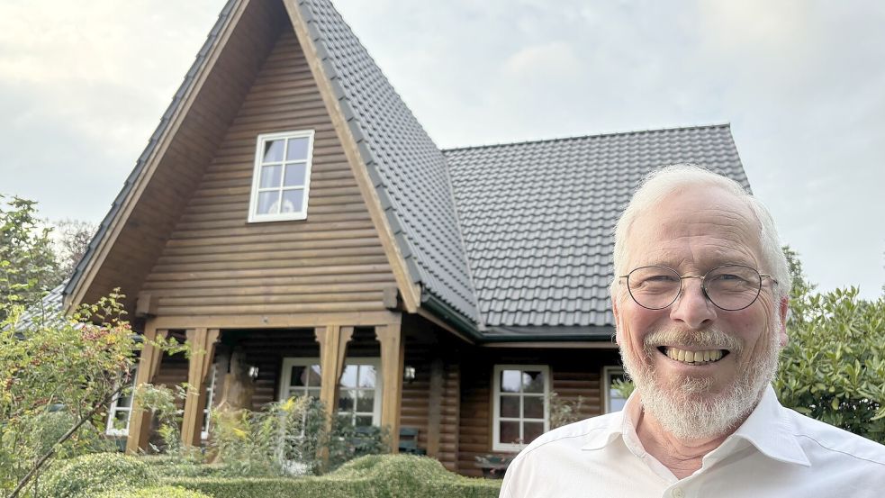 Carsten Streufert vor seinem selbst entworfenen Haus. Foto: Imke Oltmanns