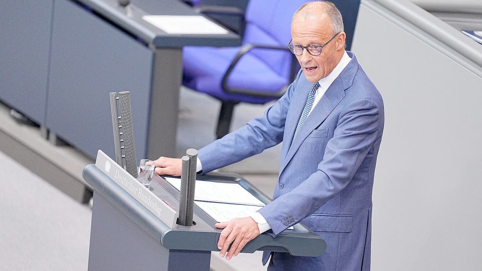 Bundeskanzler Friedrich Merz (CDU) sprach in der Generaldebatte auch über die AfD. Diese störte seine Rede mit lauten Zwischenrufen. Foto: dpa/Michael Kappeler