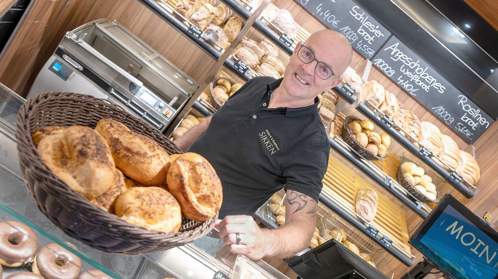 Bart Sikken führt in der zwölften Generation die Bäckerei Sikken. Die Entscheidung, Filialen zu schließen, sei ihm nicht leichtgefallen. Foto: Klaus Ortgies