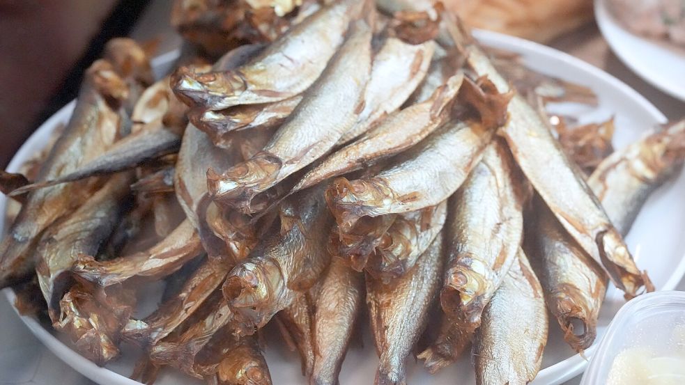 Geräucherte Sprotten in der Auslage: Der kleine Fisch ist der am stärksten mit PFAS belastete Nordseefisch. Foto: Marcus Brandt/dpa