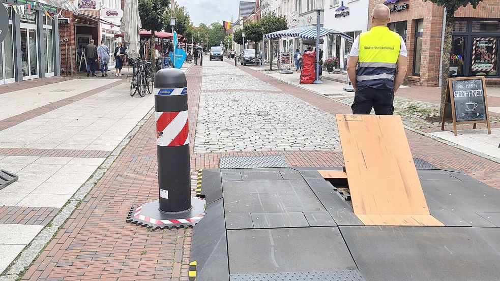 Bei großen Veranstaltungen auf dem Marktplatz gehen, wie hier in der Norderstraße, die Klappen hoch. Auf diesem Foto sind auch die Verlängerungsteile zu sehen, die verhindern, dass Fahrzeuge bei heruntergeklappter Klappe auf den Sperrbrücken aufsetzen. Foto: Karin Böhmer