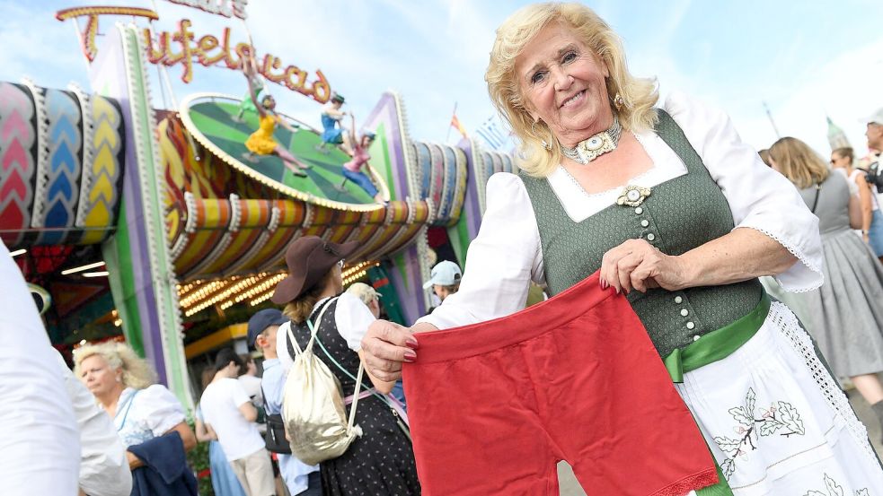 „Teufelsrad“-Betreiberin Elisabeth „Lisi“ Polaczy verschenkt an ihre Besucherinnen Radlerhosen. (Produktion)  Foto: Felix Hörhager/dpa