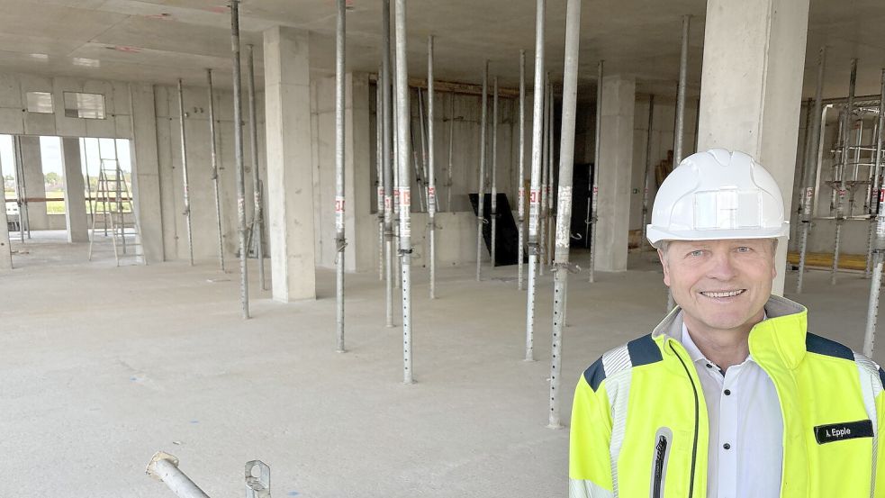 Noch steht Projektleiter Andreas Epple hier im ersten Obergeschoss im Rohbau, 2029 sollen hier Kreißsäle und Intensivstation einziehen. Foto: Aiko Recke