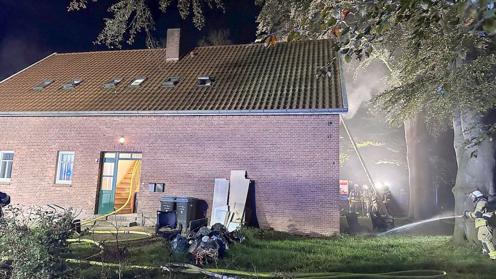 Zahlreiche Einsatzkräfte der Feuerwehr sind am später Dienstagabend in den Uplengener Ortsteil Bühren ausgerückt. Foto: Feuerwehr