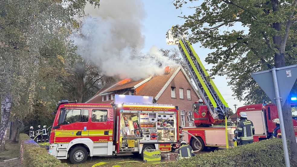 Zahlreiche Einsatzkräfte der Feuerwehr sind am Mittwochmorgen erneut in den Uplengener Ortsteil Bühren ausgerückt. Bereits am Dienstagabend hatte der Dachstuhl des Dorfgemeinschaftshauses gebrannt. Am Morgen brach das Feuer erneut aus. Foto: Feuerwehr