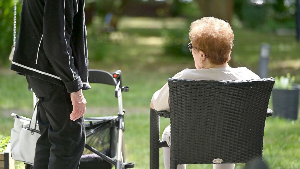 Das Kabinett beschloss die umstrittene Pflegereform. (Symbolbild) Foto: Elisa Schu/dpa