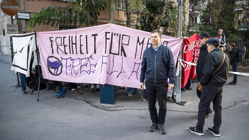 Wolfram Jarosch (l), Vater von Maja T., war zur Urteilsverkündung nach Budapest gekommen. Foto: Marton Monus/dpa