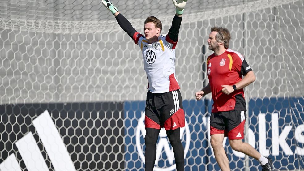 Jonas Urbig (l) steht vor seinem Debüt in der Nationalmannschaft.  Foto: Federico Gambarini/dpa