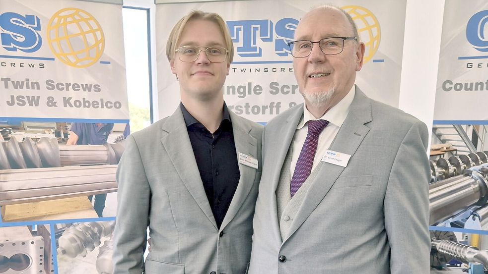 Ernst-Philipp Krüger und sein Vater Dr. Ernst Krüger bei einer Veranstaltung zur Überreichung des Förderbescheids des niedersächsischen Wirtschaftsministeriums. Foto: privat