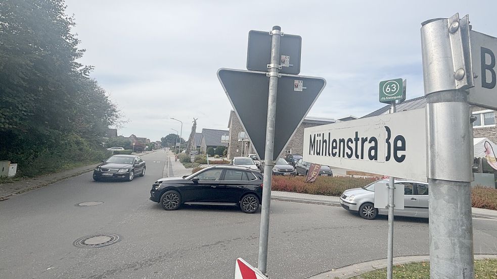 Die offizielle Umleitung für die Sanierung der B 438 führt über Marienheil und Potshausen. Viele Autofahrer nutzen als Abkürzung die Mühlenstraße zwischen Langholt und Westrhauderfehn. Foto: Henrik Zein