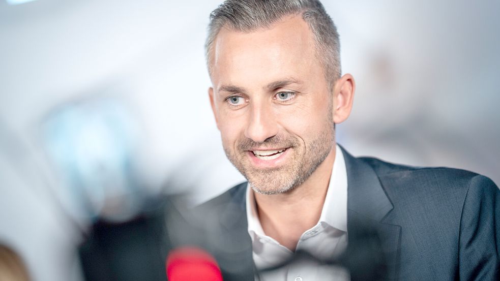 Will nun doch zum Ministerpräsidenten von Sachsen-Anhalt gewählt werden: Wahlsieger Ulrich Siegmund, der vor der Wahl nur mit absoluter Mehrheit seiner AfD regieren wollte. Foto: IMAGO/Chris Emil Janssen