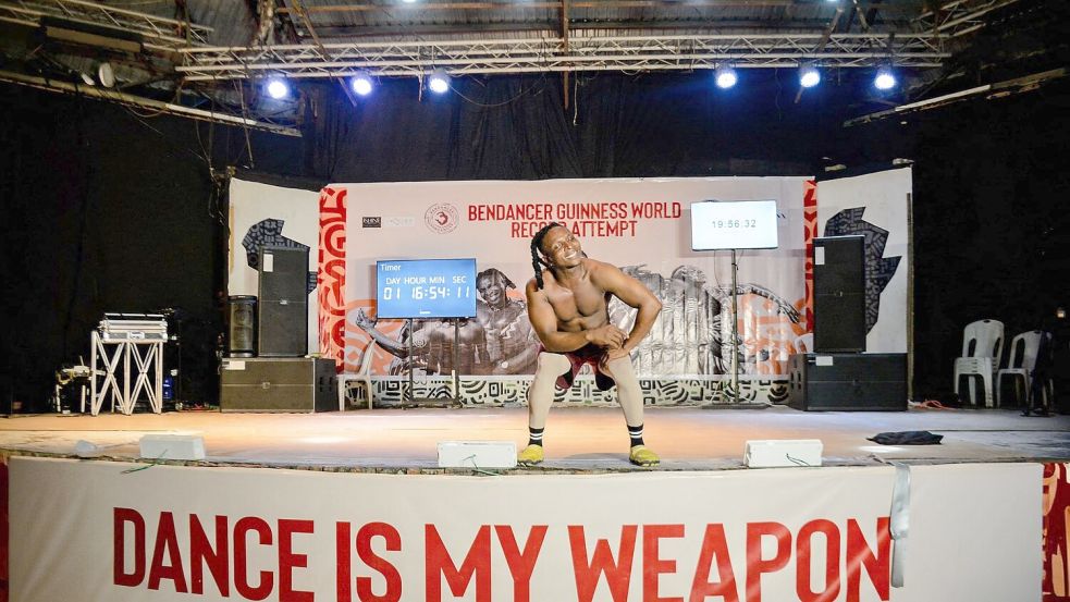 Gabriel tanzte mehrere Stunden am Stück und ruhte sich anschließend aus. Foto: Sam Olukoya/dpa
