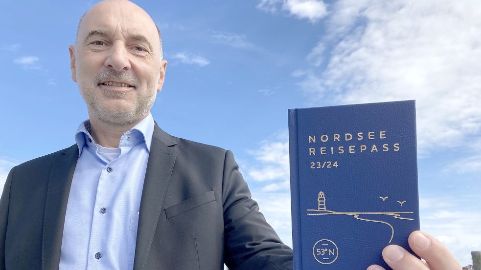 Tano-Chef Mario Schiefelbein mit der ersten Ausgabe des Nordsee-Reisepasses. Foto: Imke Oltmanns/Archiv
