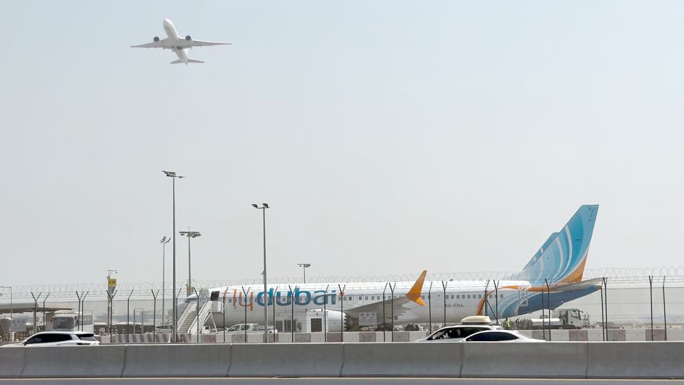 An Bord eines Flugzeugs der Airline Flydubai spielten sich dramatische Szenen ab. (Symbolbild) Foto: Uncredited/AP/dpa