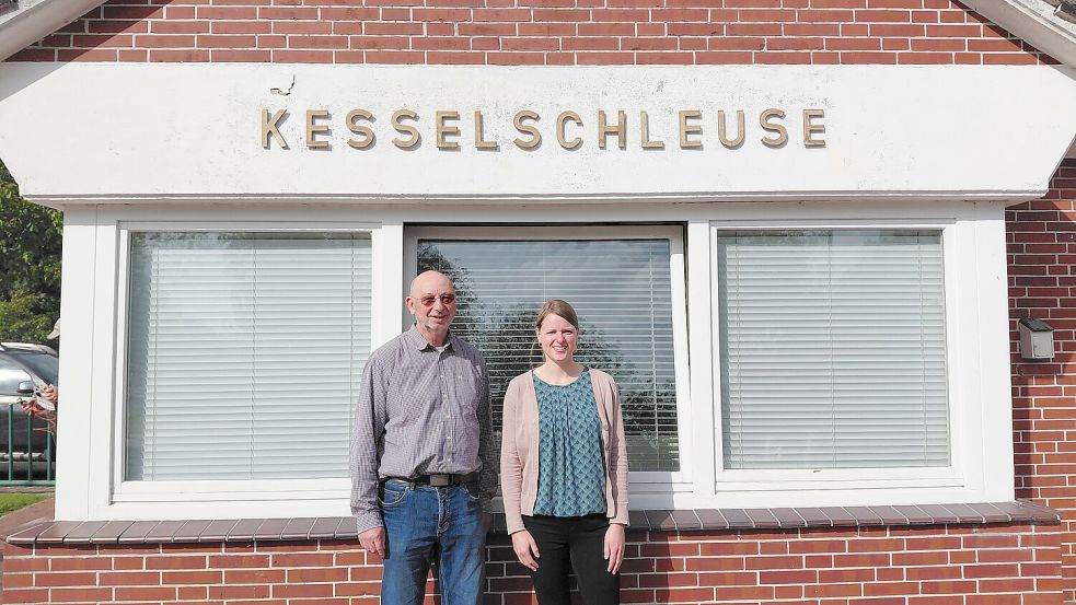 Geschäftsbereichsleiter Axel Daubenspeck und Projektbearbeiterin Mareike Bäuerle vom Niedersächsischen Landesbetrieb für Wasserwirtschaft, Küsten- und Naturschutz (NLWKN) vor dem Schleusenhaus in Emden. Foto: Lisa Siegler