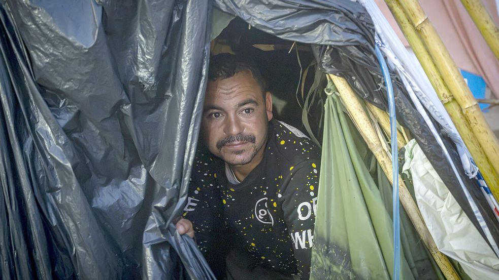 Feste Unterkünfte nur begrenzt verfügbar: In El Trampolín campieren etliche Migranten in Zelten, Hütten oder unter Plastikplanen. Foto: IMAGO/Marcos Moreno