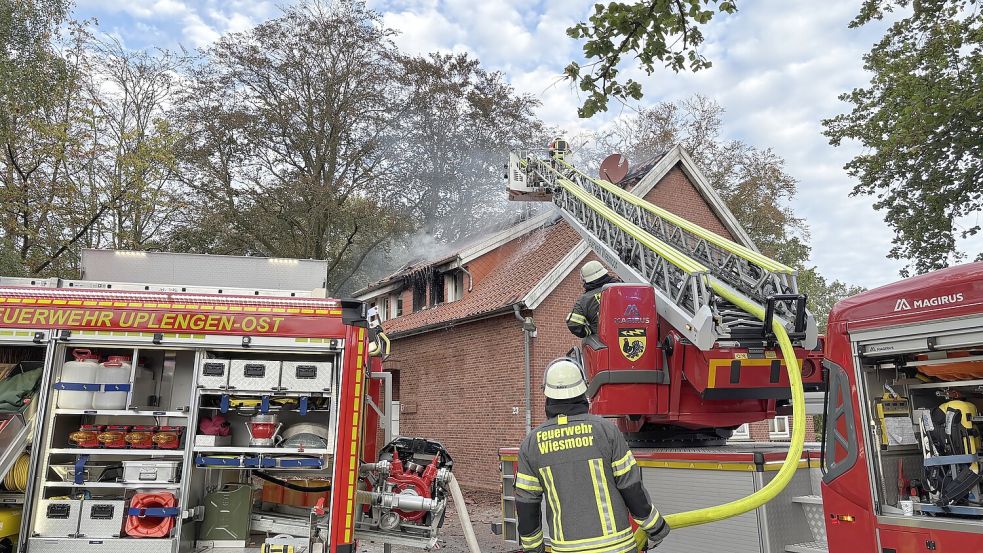 Neben den Einsatzkräften aus Uplengen war auch die Feuerwehr Wiesmoor in Bühren vor Ort. Foto: Madita Janßen