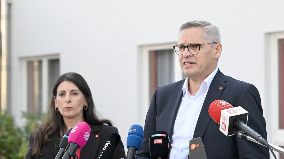 IG-Metall-Bezirksleiter Gröger und VW-Betriebsratschefin Cavallo zeigten sich nach dem Gespräch „enttäuscht und wütend“. Foto: Julian Stratenschulte/dpa