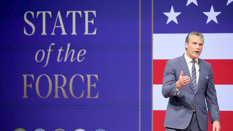 „Die ideologischen Clowns sind raus. Die patriotischen Cowboys sind drin“ - sagt Hegseth über die Veränderungen im US-Militär.  Foto: Alex Wong/Pool Getty Images North America/AP/dpa