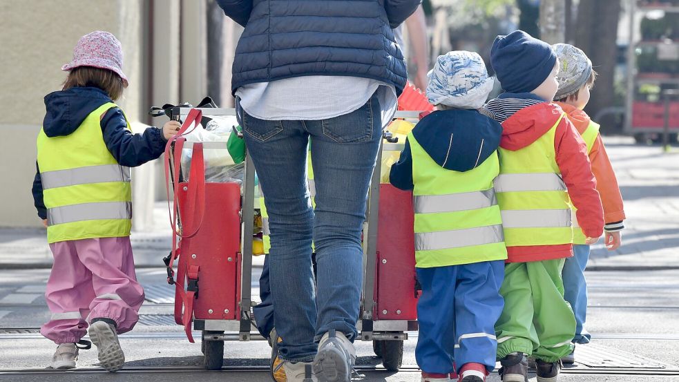 Drei- und Vierjährige legen weit mehr Schritte pro Tag zurück, als Erwachsene meinen. (Symbolbild) Foto: Peter Kneffel/dpa