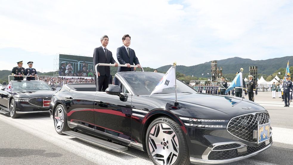 Südkoreas Präsident Lee Jae Myung (r) nimmt neben Verteidigungsminister Kang Shin Chul  an einer Truppenparade in der Militärbasis Gyeryongdae teil. Foto: Uncredited/YNA/dpa