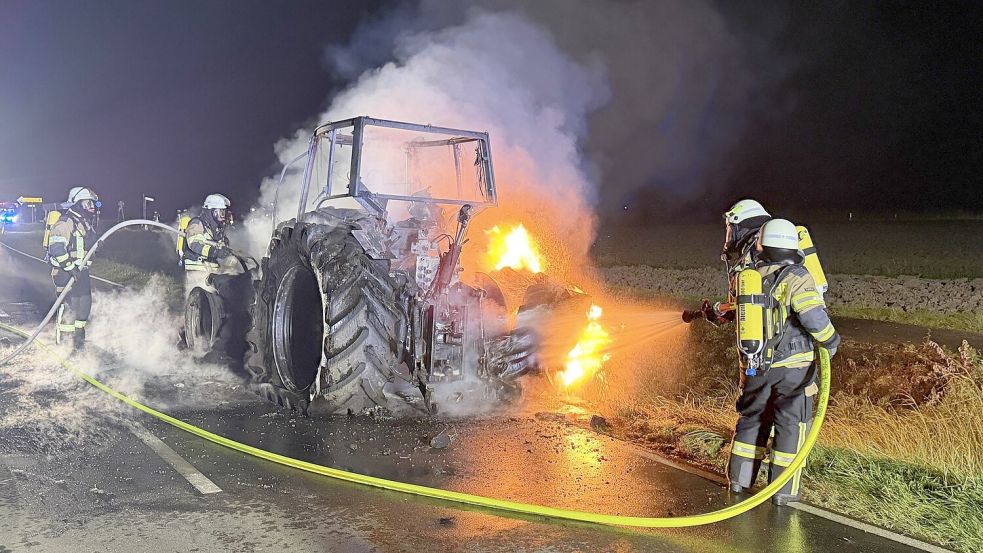 Die Einsatzkräfte wurden am Mittwochabend zu einem Brand eines Traktors in der Krummhörn gerufen. Foto: Feuerwehr Krummhörn