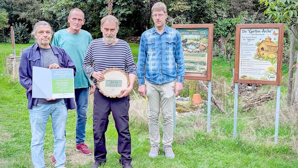 Umweltbeauftragter Gerwin Rademaker (rechts) gratulierte (von links) Bewohner Jörg Hübner, Mitarbeiter Martin Schevel und Bewohner Uwe Scholz vom Gut Klausheide zum höchsten Preisgeld des Nordhorner Artenschutzpreises. Foto: Stadt Nordhorn