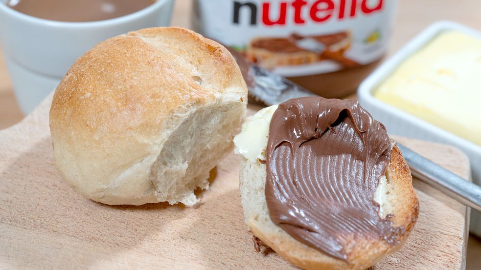 Ob mit süßem Aufstrich oder herzhaft belegt: Für viele Ostfriesen gehören frische Brötchen zum Feiertagsfrühstück dazu. Symbolfoto: Hendrik Schmidt/dpa