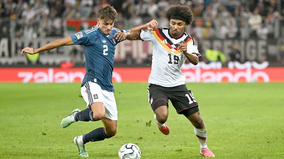 Die DFB-Elf im Spiel gegen Griechenland: Deutschlands Karim Adeyemi (r) und Giorgos Vagiannidis kämpfen um den Ball. Foto: dpa/Sven Hoppe