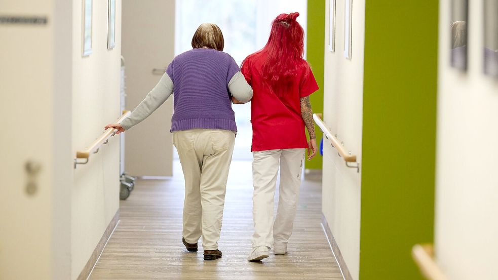 Die durchschnittlichen Löhne in der Pflege steigen nach Angaben der Krankenkassen weiter. (Symbolbild) Foto: Bernd Thissen/dpa